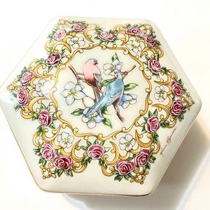 Beautiful Vintage Bird Music Box( works)